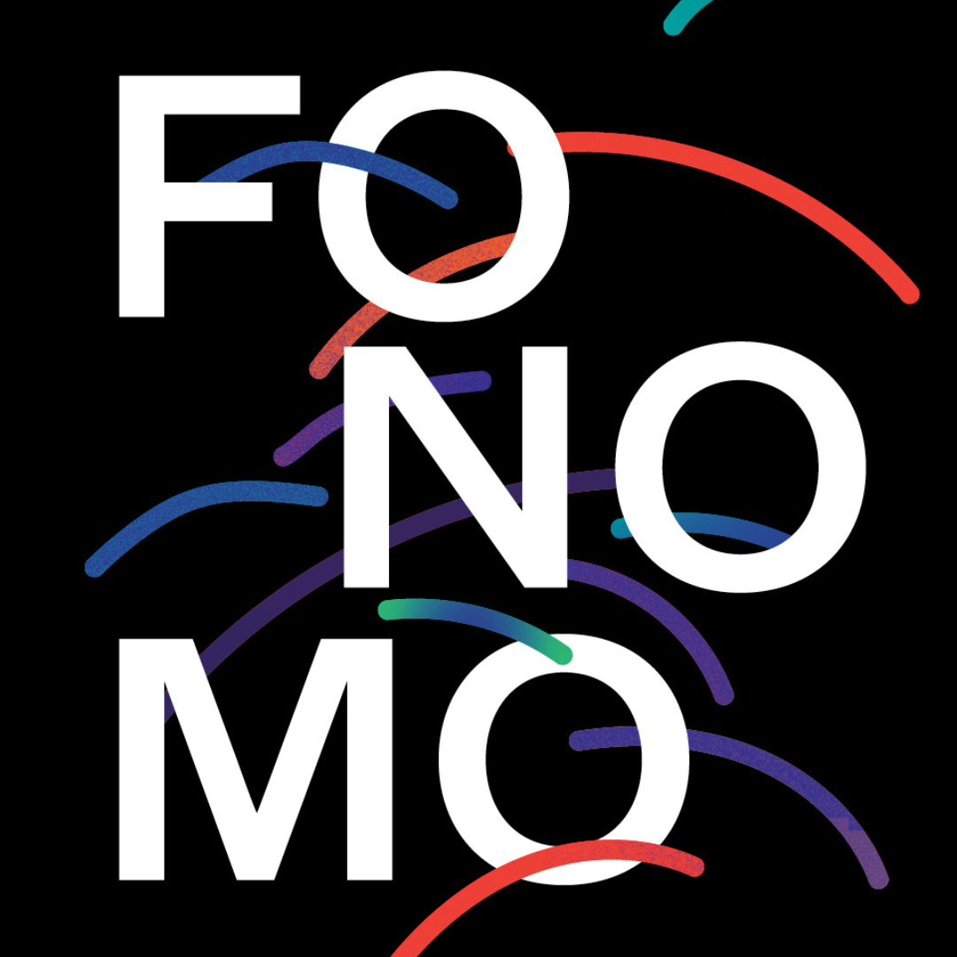 grafika z nazwą festiwalu. białe litery na czarnym tle, z kolorowymi łukami, jakby wstążkami wokół liter