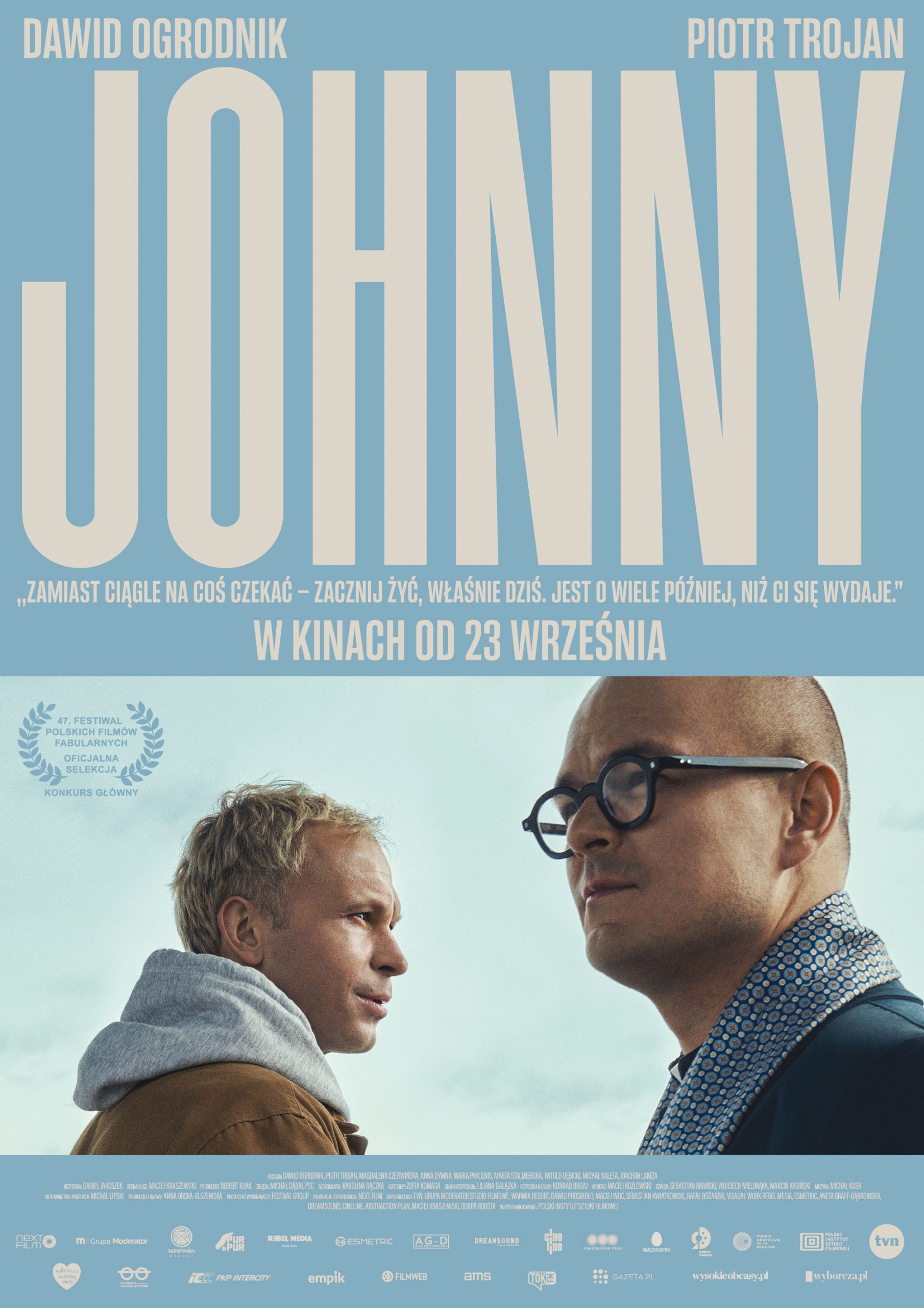 Plakat filmu Johnny. Plakat przedstawia dwóch mężczyzn stojących do siebie przodem na tle nieba.