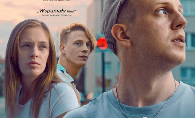 plakat. chłopak w niebieskim t-shircie, w czapeczce z daszkiem, patrzy w górę. W tle dwie inne osoby - kobieta z długimi włosami i chłopak blondyn