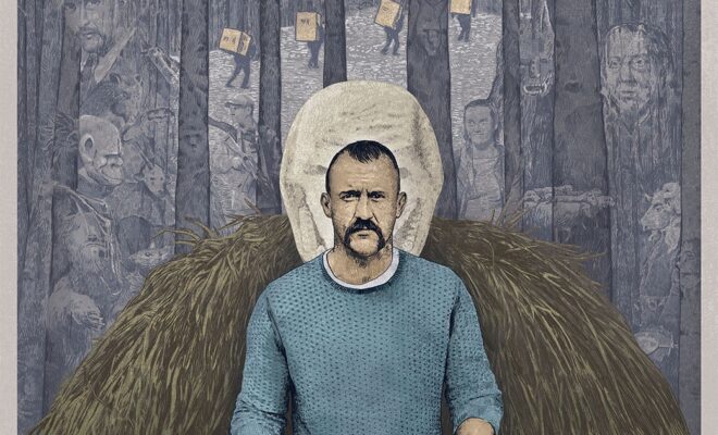 Plakat filmowy. Mężczyzna w średnim wieku, w ciemnych spodniach i niebieskiej bluzie. W tle złoty okrąg za jego głową, wyglądający jak aureola, a także namalowany leśny krajobraz.