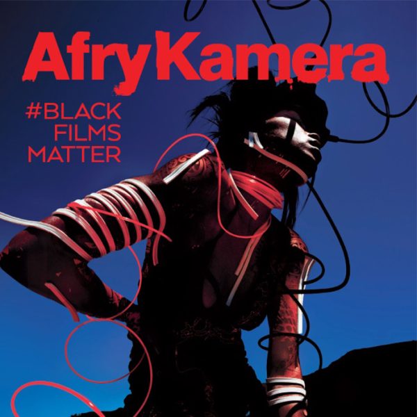 Grafika promująca festiwal AFRYKAMERA. Przedstawia czarnoskórą kobietę w ekstrawaganckim stroju pełnym falujących i odstających elementów, na granatowym tle.