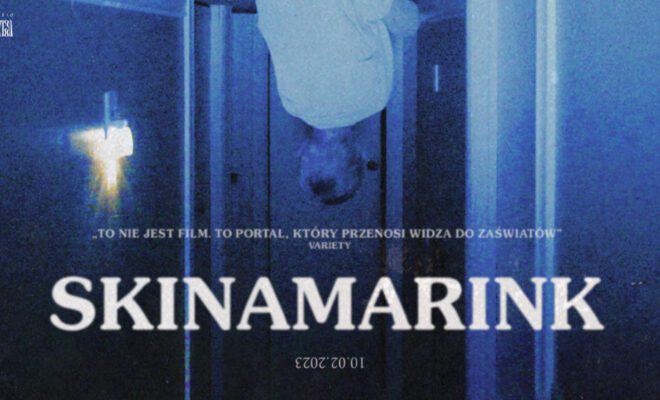 Grafika promująca film "Skinamarink". Słabej jakości zdjęcie chłopca na tle drzwi, odwrócone do góry nogami.