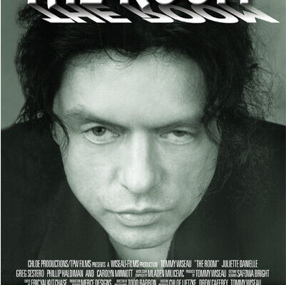 Plakat filmu The Room. Czarno-biały plakat. Mężczyzna w ciemnych długich włosach patrzy w obiektyw.