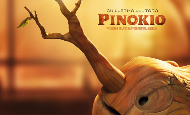Plakat z filmu „Pinokio”. Zbliżenie na głowę i dłoń drewnianej lalki z długim nosem. Nos przybiera formę drzewka z kilkoma zielonymi listkami. Na jednej z gałęzi tego drzewa stoi niebieski świerszcz, grający na skrzypcach. W tle nieostre okno. Kolorystyka plakatu: brąz i pomarańcz.