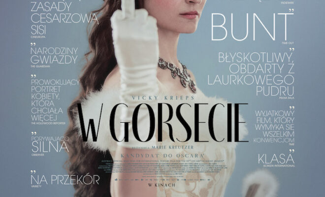 Plakat. Kobieta w kremowej, eleganckiej sukni i kremowych rękawiczkach, ustawiona bokiem. Ma długie, sięgające do ud włosy. Patrzy w naszą stronę i pokazuje środkowy palec.