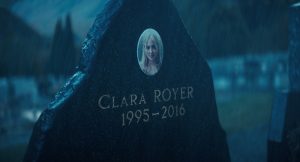 Kadr z filmu. Kamień nagrobny ze zdjęciem młodej dziewczyny o jasnych włosach. Podpis na grobie: Clara Royer, 1995-2016.