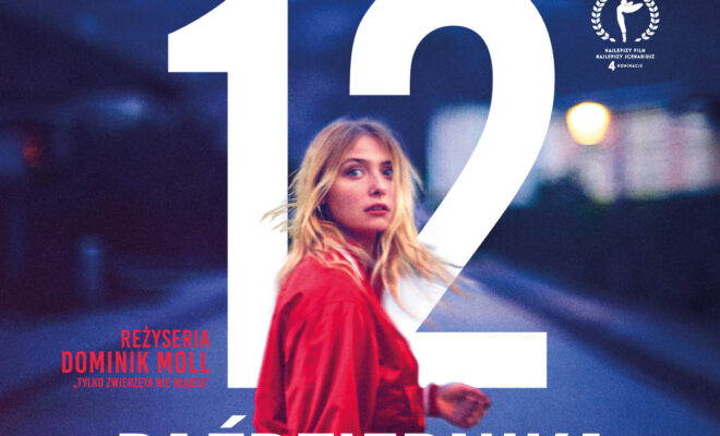 Plakat. Kobieta w czerwonej kurtce i krótkich spodenkach obraca się w naszą stronę, a jej długie blond włosy poruszają się na skutek ruchu głowy. W tle rozmyta ulica nocą.