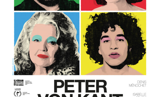 Plakat wykonany w stylu pop art. W kwadracie cztery kwadratowe portrety. Na zielonym tle mężczyzna w średnim wieku, z brodą i wąsami, włosy ciemne. Na czerwonym tle kobieta w średnim wieku, włosy ciemne, do ramion, oczy pomalowane na turkusowo, na ustach czerwona szminka. Na niebieskim tle starsza kobieta, ma jasne, długie włosy, oczy pomalowane na turkusowo, na ustach czerwona szminka. Na żółtym tle młody chłopak z kręconymi włosami, usta i oczy ma pomalowane na jasny róż.