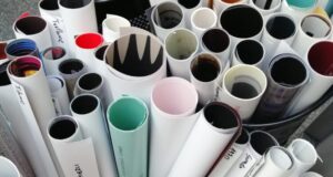 kadr pełen zwiniętych w rulon plakatów