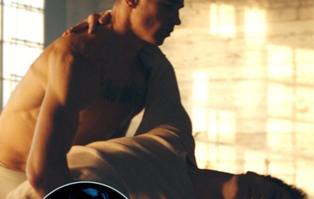Kadr z filmu. Dwóch mężczyzn obejmuje się w tańcu. Mężczyzna o nagim torsie obejmuje odchylonego w tył mężczyznę w jasnej koszuli.