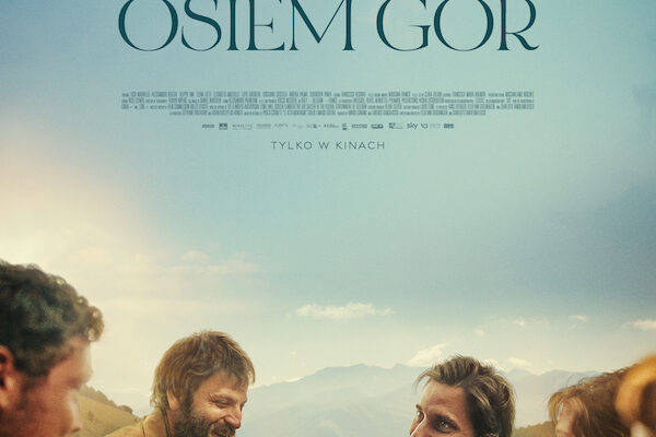 Plakat z filmu "Osiem gór", przedstawiający rozmawiających i śmiejących się ludzi na tle górskiego krajobrazu.