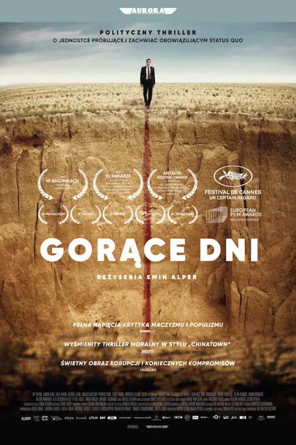 Plakat z filmu "Gorące dni". Mężczyzna w garniturze stoi nad skalistą przepaścią. Pod nim na skale widać strugę czerwieni, spływającą w dół. Biały napis "Gorące dni".