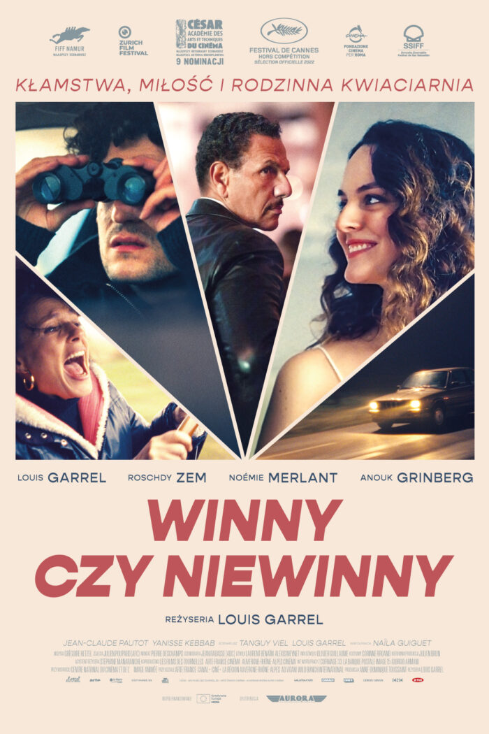Plakat filmowy. Grafika przedstawia ułożone w wachlarz zdjęcia: dwa portrety kobiet, dwa zdjęcia mężczyzn oraz zdjęcie jadącego auta. Napis w kolorze czerwonym