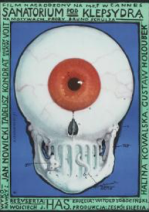 Plakat promujący film. Grafika przedstawia kształt czaszki z czerwoną tęczówką oka i źrenicą na środku czoła.