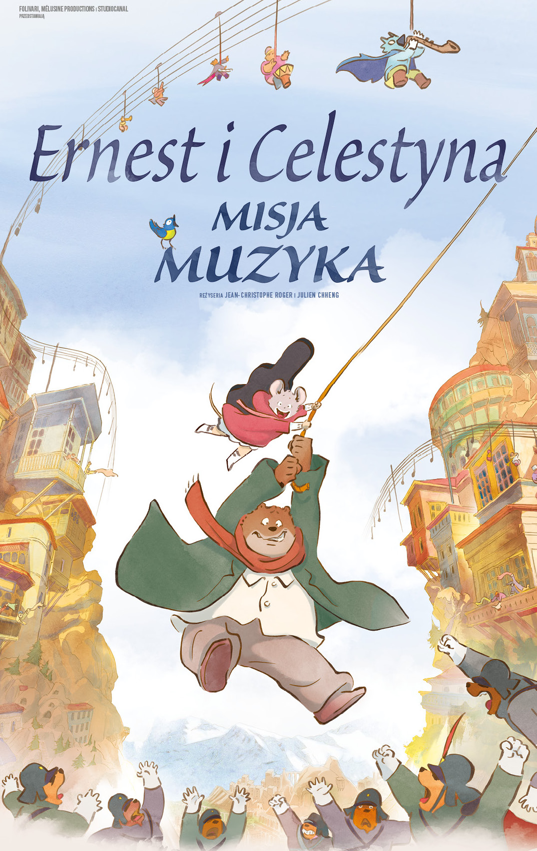Plakat promujący film “Ernest i Celestyna: Misja muzyka”. Przedstawia niedźwiedzia i myszkę bujających się na linie nad miastem.