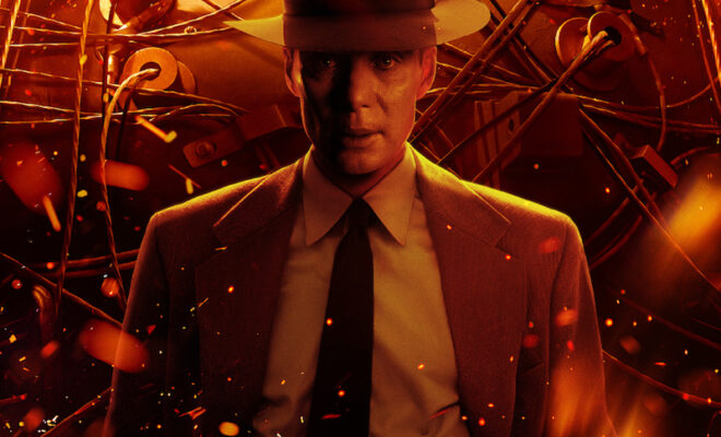 Plakat promujący film "Oppenheimer". Mężczyzna w marynarce, kapeluszu, koszuli i krawacie na tle elementów broni.