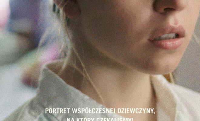 Plakat promujący film REALITY. Różowy napis REALITY na tle zdjęcia przedstawiającego młodą kobietę w białej bluzce.