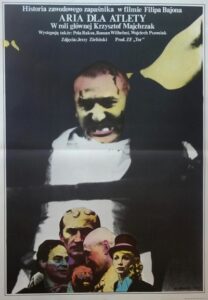 Plakat promujący film. Kolaż zdjęć postaci, m.in. mężczyzny, na którego twarzy widać wysiłek.