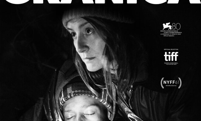 Plakat promujący film, czarno-biały. Kobieta w kurtce i czapce trzyma na piersi głowę mężczyzny z zamkniętymi ustami, podaje mu picie z kubka.