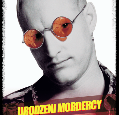 Plakat promujący film urodzeni mordercy. Portret łysego mężczyzny w koszuli i czerwonych okularach.