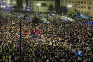 Zdjęcie z wystawy. Widok z góry na tłum protestujących na rondzie Jagiellonów w Bydgoszczy.
