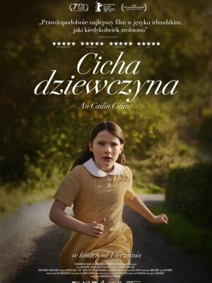 Plakat promujący film Cicha dziewczyna. dziewczynka w sukience w kolorze ochra, z długimi włosami, biegnie leśną drogą.