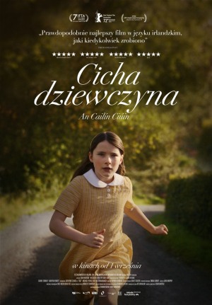 Plakat promujący film Cicha dziewczyna. dziewczynka w sukience w kolorze ochra, z długimi włosami, biegnie leśną drogą.