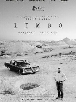 Czarno-biały plakat promujący film LIMBO. Na pustkowiu stoi czarne amerykańskie auto, a przed nim mężczyzna w czarnych spodniach i białej koszuli.