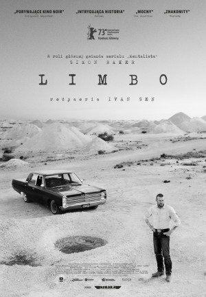 Czarno-biały plakat promujący film LIMBO. Na pustkowiu stoi czarne amerykańskie auto, a przed nim mężczyzna w czarnych spodniach i białej koszuli.