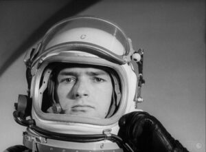 meżczyzna w hełmie astronoma
