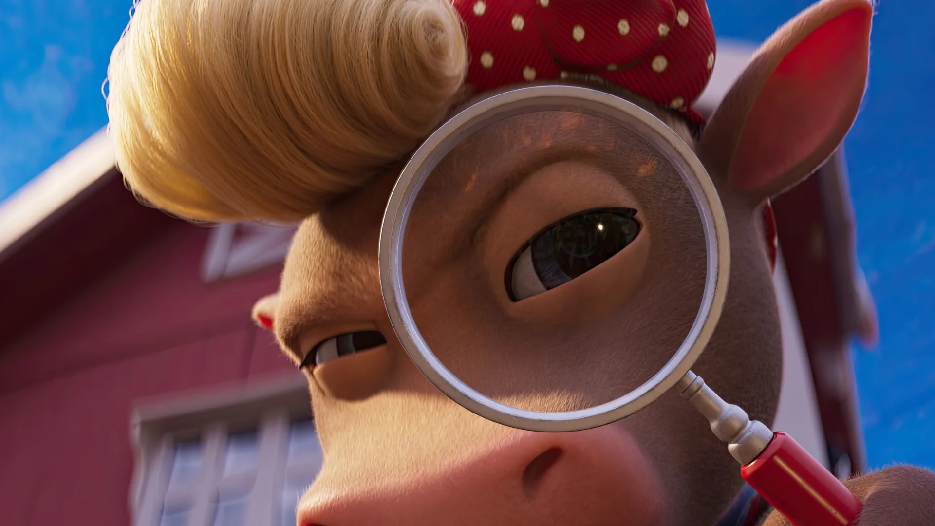 Kadr z filmu animowanego. Zbliżenie na oczy krowy z długimi jasnymi włosami i kokardą na głowie. Krowa trzyma przy oku lupę i czemuś się przygląda.