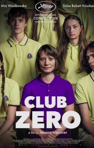 Plakat. W centrum kadru dziewczyna z włosami do ramion, we fioletowej koszulce. Wokół niej i za nią osoby w jej wieku, ubrane w jednakową barwę jasnozieloną.