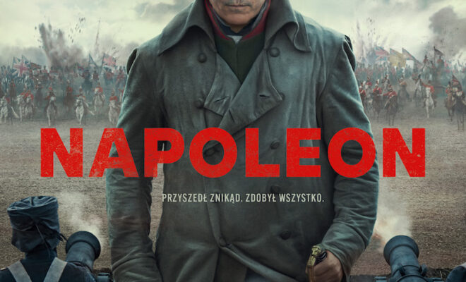 Plakat. Mężczyzna w szarym płaszczu, przybrudzonych białych spodniach, bikornie na głowie (kapeluszu Napoleona), patrzy w stronę widza. W tle armaty i żołnierze.