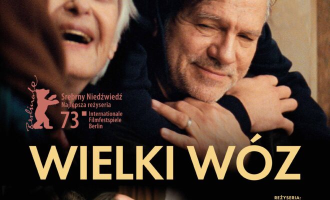 Starsza kobieta o siwych krótkich włosach uśmiecha się, patrzy w górę. Obok niej mężczyzna siwy, obejmuje go stojący za nim mężczyzna z ciemnymi kręconymi włosami. U dołu mniejsze zdjęcie dwóch młodszych osób o długich włosach, spoglądających w górę.