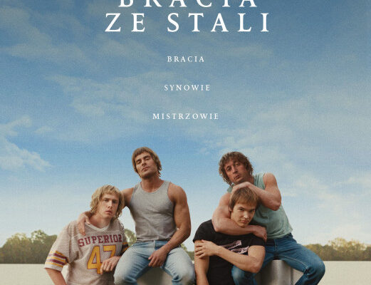 plakat. na tle nieba, na drewnianym płocie, siedzi 4 młodych meżczyzn, ubranych casualowo