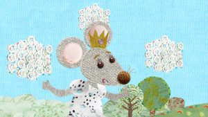 kadr z animacji materiałowej. z kawałków tkanin wykonana myszka na tle lasu i nieba.