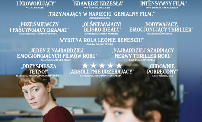 chłopak z ciemnymi włosami, kręconymi, nieostry na pierwszym planie. w bluzie niebieskiej. na niego patrzy kobieta w bordowym swetrze, siedząca za nim na drugim planie. Ma długie włosy, związane w kitkę i grzywkę.