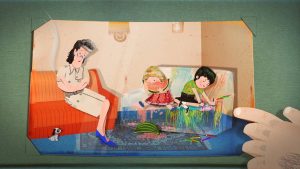 kadr - zdjęcie w albumie. przedstawia kobietę z niezadowoloną miną i dwójkę dzieci jedzących arbuza w pokoju, na kanapie