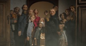 kadr z filmu animowanego, grupa postaci w drzwiach, patrzą w stronę widza