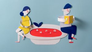 kadr z animacji papierowej. dwie postaci siedzą przy wielkim talerzu zupy.