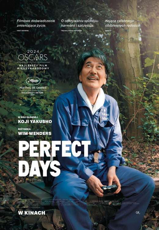 plakat. mężczyzna o azjatyckich rysach siedzi na pieńsku w lesie i patrzy z uśmiechem w górę