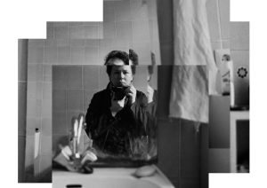 Kolaż czarno-białych zdjęć odbić w lustrze. Na zdjęciu kobieta o krótko przystrzyżonych włosach, trzymająca w dłoniach przed sobą aparat fotograficzny.