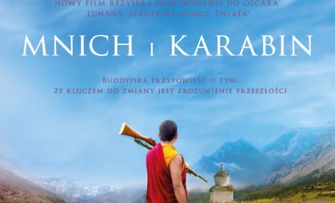 plakat. mnich na łące pełnej jasnofioletowych kwiatów, trzyma karabin