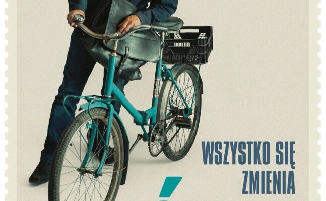 plakat. mężczyzna ubrany w ciemne kolory - spodnie i kurtkę - stoi przy zielonym rowerze, który trzyma za kierownicę.