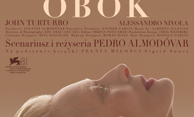 plakat w odcieniach beżu. dwie kobiety leżące obok siebie widoczne z profilu. jedna ma blond włosy, druga rudawe.