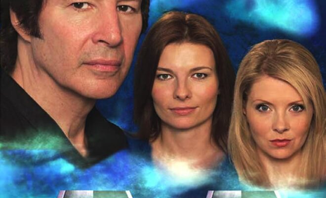 Plakat filmu Fateful Findings autorstwa Neila Breena. Na pierwszym planie widnieje twarz mężczyzny oraz dwóch kobiet, a w tle błękitno-zielona, tajemnicza aura i otwarte laptopy. Napis informuje, że jest to paranormalny thriller o hakerze ujawniającym światowe sekrety.