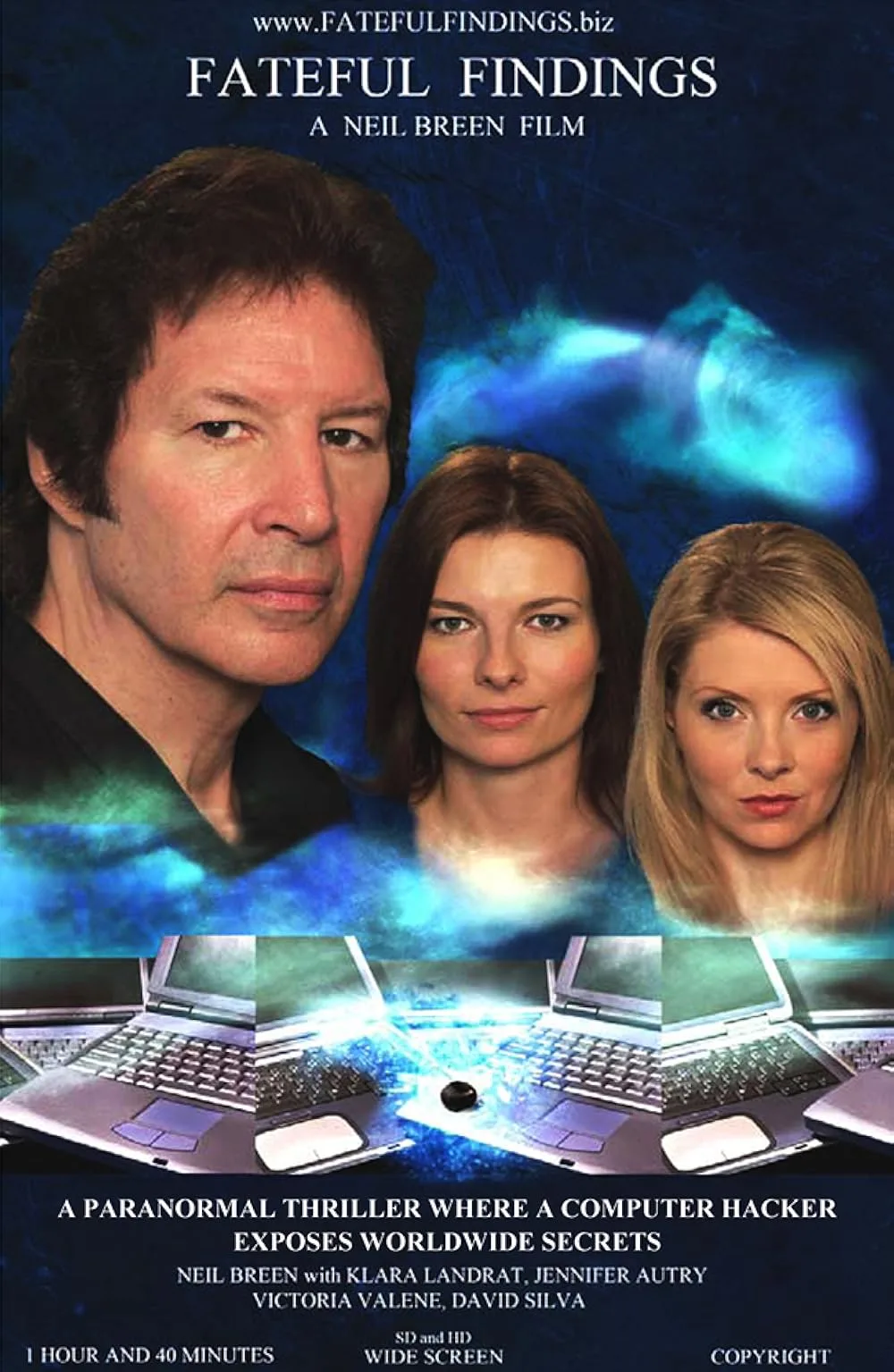 Plakat filmu Fateful Findings autorstwa Neila Breena. Na pierwszym planie widnieje twarz mężczyzny oraz dwóch kobiet, a w tle błękitno-zielona, tajemnicza aura i otwarte laptopy. Napis informuje, że jest to paranormalny thriller o hakerze ujawniającym światowe sekrety.