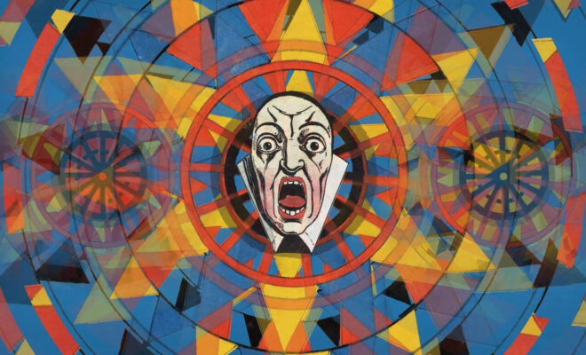 Ilustracja przedstawia wykrzywioną w krzyku twarz w centrum kompozycji, otoczoną dynamicznymi, geometrycznymi wzorami w kształcie kół i trójkątów. Dominują intensywne kolory – czerwony, żółty, niebieski i czarny – które tworzą hipnotyzujący, kalejdoskopowy efekt. Styl jest ekspresyjny i abstrakcyjny, z silnym naciskiem na emocje i ruch.