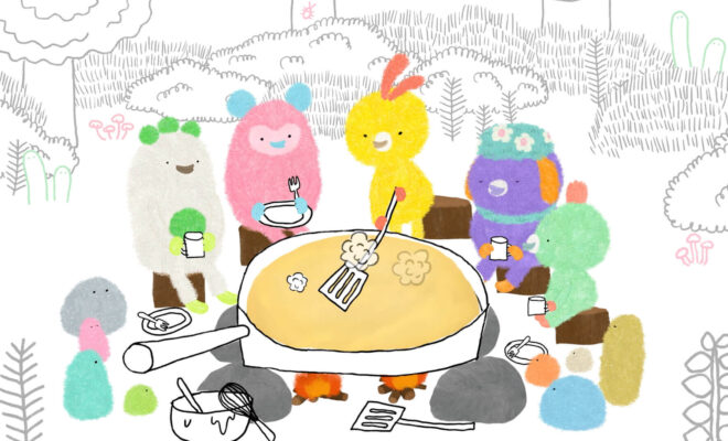 Na ilustracji widać grupę uroczych, futrzastych stworków w różnych pastelowych kolorach (m.in. żółty, różowy, zielony, fioletowy), które siedzą wokół dużej patelni ustawionej nad ogniskiem. Na patelni smaży się coś, co przypomina naleśnik lub placek, z którego unoszą się obłoczki pary. Stworki trzymają kubki z napojami, talerze i sztućce, jakby były w trakcie wspólnego posiłku. Tło przedstawia szkicowany las z drzewami, grzybkami i krzewami. Ilustracja ma ciepły, przyjazny nastrój, a stworki wyglądają na zadowolone i zaangażowane w gotowanie na świeżym powietrzu.