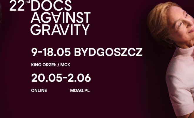 grafika promująca festiwal. Widać fragment zdjęcia kobiety w jasnej koszulki, uśmiechniętej blondynki odchylonej nieco w tył.